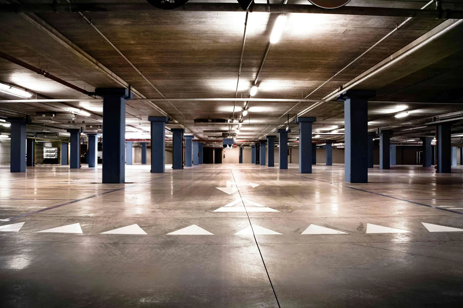parkkihallin LED valaistus
